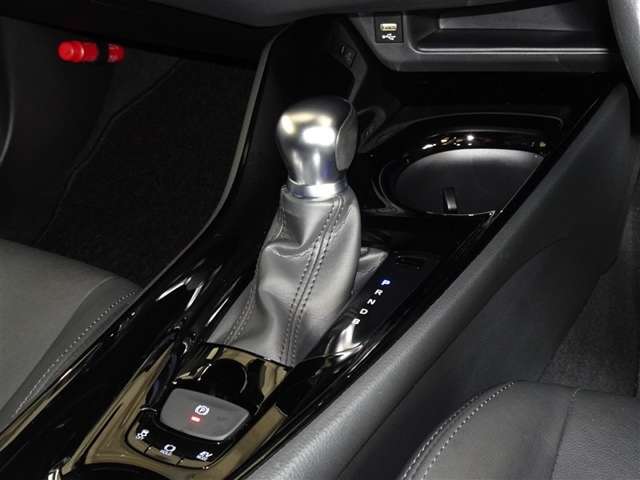 電動パーキングブレーキ・ブレーキホールドを装備してます。ホールド機能は信号待ちが多い一般道で疲労軽減になり、大好評です！