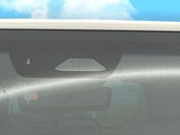 【トヨタセーフティセンス】走行中に前方の車両等を認識し、衝突しそうな時は警報とブレーキで衝突回避と被害軽減をアシスト。より安全にドライブをお楽しみいただけます。