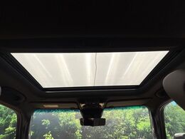 【サンルーフ】開放感たっぷりの希少装備、サンルーフが装着されています！車内に明かりを取り入れたり景色を楽しむ以外にも、車内の空気も簡単に換気できて快適です！