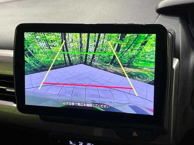 【バックカメラ】駐車時に後方がリアルタイム映像で確認できます。大型商業施設や立体駐車場での駐車時や、夜間のバック時に大活躍！運転スキルに関わらず、今や必須となった装備のひとつです！
