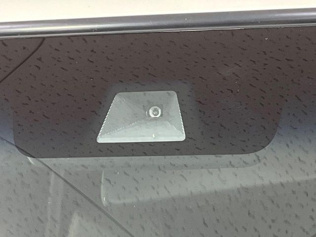 【ホンダセンシング】走行中に前方の車両等を認識し、衝突しそうな時は警報とブレーキで衝突回避と被害軽減をアシスト。より安全にドライブをお楽しみいただけます。
