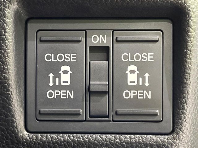 【両側パワースライドドア】スマートキーや運転席のスイッチで後席両側スライドドアの開閉が可能♪電動だから力を入れてドアを開ける必要が無く、小さなお子様でも簡単に開け閉めでき快適です♪