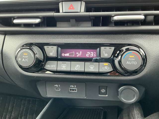 オートエアコン付きなので運転手の方と助手席の方が快適な温度設定が可能です。