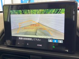 【バックカメラ】駐車時に後方がリアルタイム映像で確認できます。大型商業施設や立体駐車場での駐車時や、夜間のバック時に大活躍！運転スキルに関わらず、今や必須となった装備のひとつです！