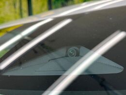 【ホンダセンシング】走行中に前方の車両等を認識し、衝突しそうな時は警報とブレーキで衝突回避と被害軽減をアシスト。より安全にドライブをお楽しみいただけます。