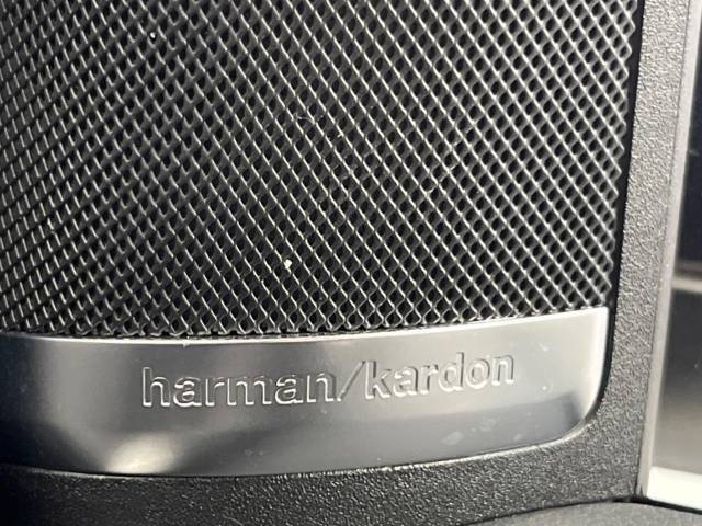 ●harman/kardonサウンドシステム：オーディオ専門メーカーが手掛けるプレミアムスピーカーを装備。多数のスピーカーから、音の粒立ちまで分かる高品質な音楽をお楽しみいただけます。