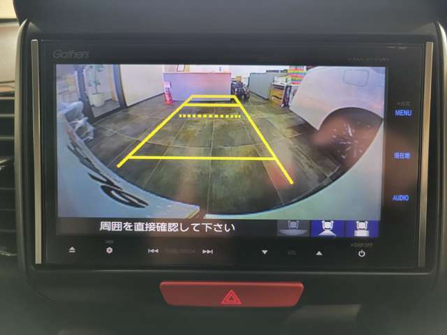 【バックカメラ】駐車時に後方が映像で確認できます。