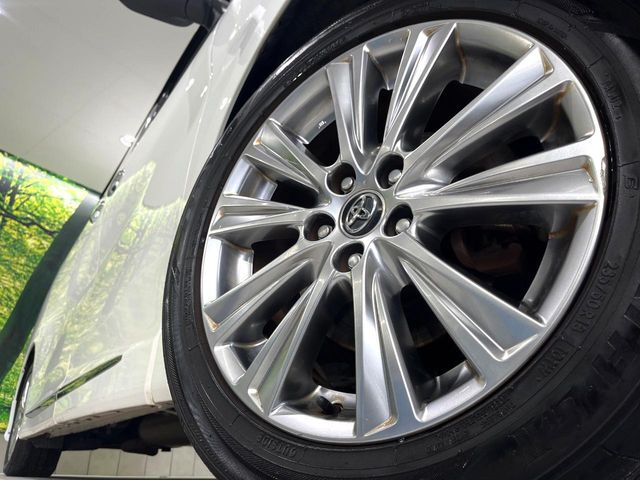 【純正18インチアルミホイール】外観にマッチした純正アルミホイールを装着しております。各種社外アルミホイールや、スタッドレスタイヤも取扱いしております。是非ご相談ください♪