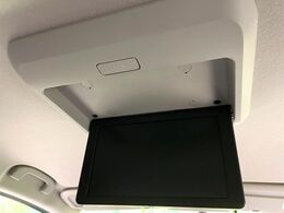【フリップダウンモニター】大画面モニターで後席でもエンタメをお楽しみいただけます。小さなお子様にも大人気の装備です♪
