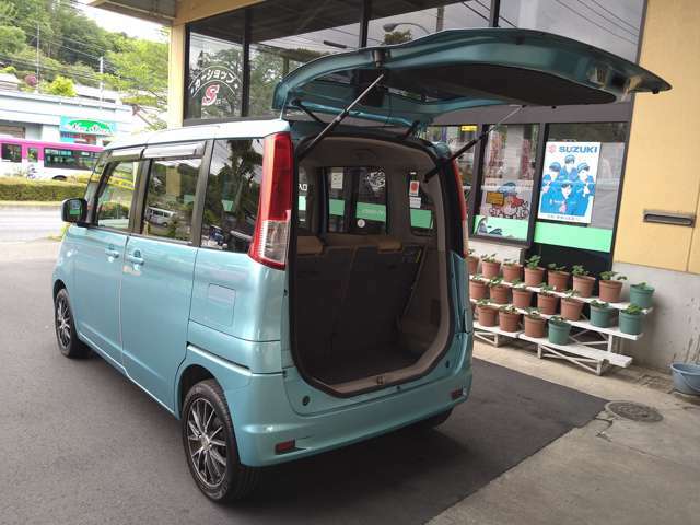 バックドア跳ね上げ式で雨の日も安心して荷下ろしができます。