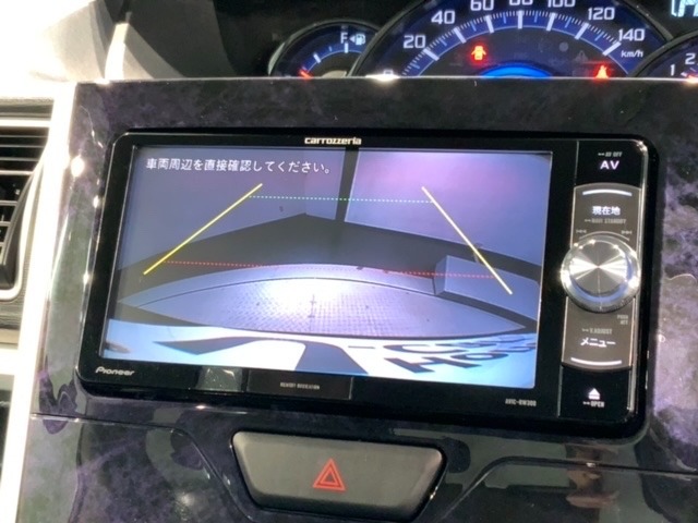 リバースギアに入れるだけで後方の表示へ切り替わります。夜間や雨の日の駐車も楽になりますよ。