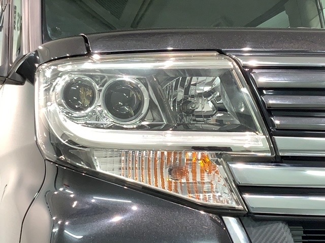 LEDヘッドライトは、点灯の瞬間から最大光量を発揮し、突然暗くなるトンネルなどでの安定感を高めます。