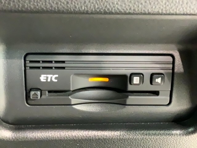 いまや快適なカーライフに欠かせないETCが付いています。