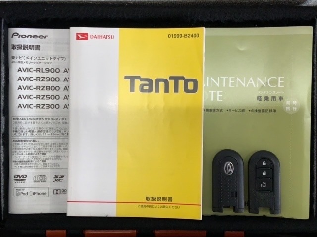 スマートキーは鍵をバッグに入れたままでもドアロックの開閉やエンジンのON・OFFができます。夜間や雨の日も鍵を探さなくて良いので便利です。