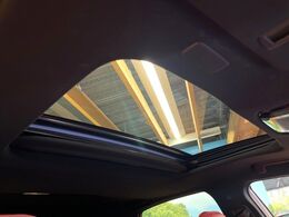 【サンルーフ】ボタンひとつで開閉可能！開放感たっぷりのサンルーフが装着されています！車内に明かりを取り入れたり景色を楽しむ以外にも、よどみがちな車内の空気も簡単に換気できて快適です！