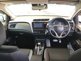 広びろとした視界が運転にゆとりを広げます。