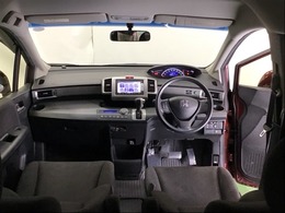 パーキングブレーキはフット式なので運転席と助手席の間はすっきり、移動も楽々です。さっと手が届く位置にATセレクトレバーやエアコンスイッチなどがあり操作性に優れています