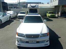 お気軽にお問い合わせ下さい。少し下った車高と前後ワイドフェンダーにAVSモデル7がとても似合っている、とても状態の良い実走行73000キロのトヨタチェイサーツアラーV純正5MTのご紹介になります！