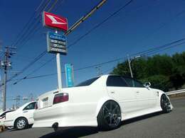 【車でお越しの場合】国道23号線の有松インターで下車して南に向かい2つ目の信号をこえて、すぐ右側にございます。カーセンサーの旗とダイハツのカンバンが目印です！