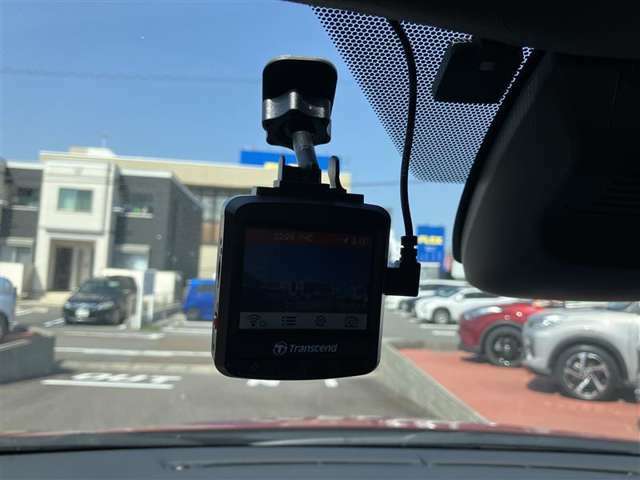 【ドライブレコーダー】装備。映像と音声を記録してくれるドライブレコーダーは、事故の際に確かな証拠能力を発揮してくれます。