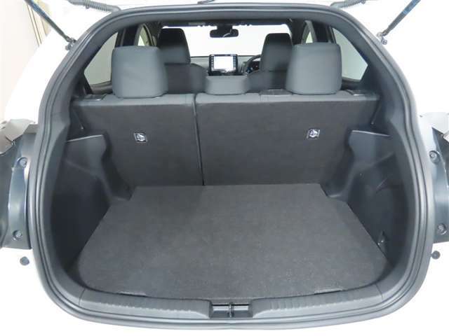 便利な6：4分割可倒式シートです。収納と乗車人数のバランスに優れています♪荷物の大きさに応じたラゲージスペースをフレキシブルに作り出せるので、シーンに応じた使い方ができます♪