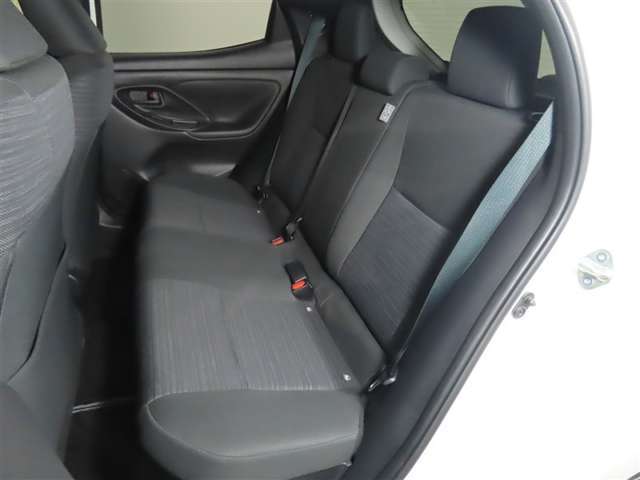 後席は、膝元に十分なスペースを確保！室内も専門のスタッフによる清掃済みでキレイです♪是非一度ご覧ください！