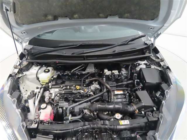 車にとって、とても大切な部分のエンジンルーム。綺麗に清掃済みで安心です。