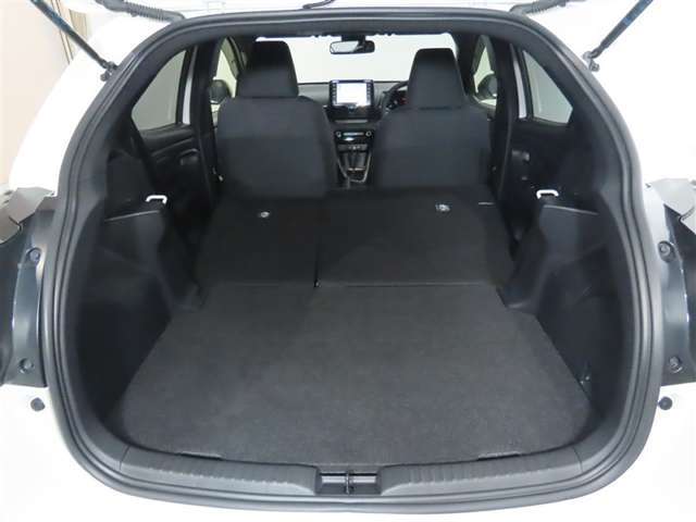 大きな開口幅で荷物を出し入れしやすいのが魅力のラゲージスペースです！リヤシートのシートバックの工夫で、更に積載容量が広くなり、よりたくさんの荷物の収納・長尺の荷物の収納が可能になります♪