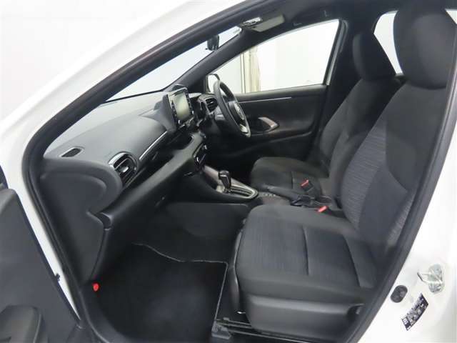 収納も便利で使いやすい。小物や大切な物をやさしく収納。カップホルダーの位置も使いやすいです♪