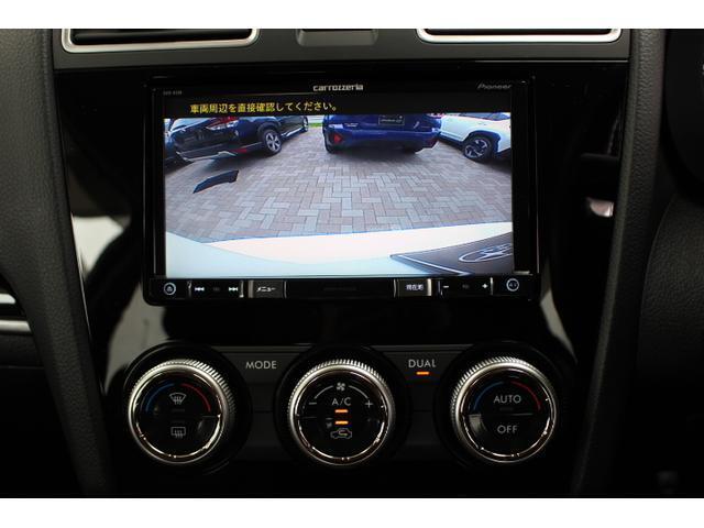後退時にはバックモニター映像も。狭い場所での駐車に便利！