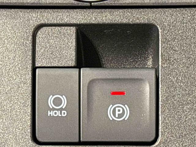 指先だけで簡単に操作が可能な電動パーキングブレーキを採用。「HOLD」スイッチを押すと、渋滞や信号待ちなどでブレーキペダルから足を離しても、ブレーキを保持するので安心です