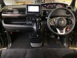 車内は光触媒抗菌消臭施工済です。スタイリッシュなデザインでスポーティなインパネ周りを演出します。グローブボックスやカップホルダーのほかにトレーなどたくさんの収納スペースが付いています。