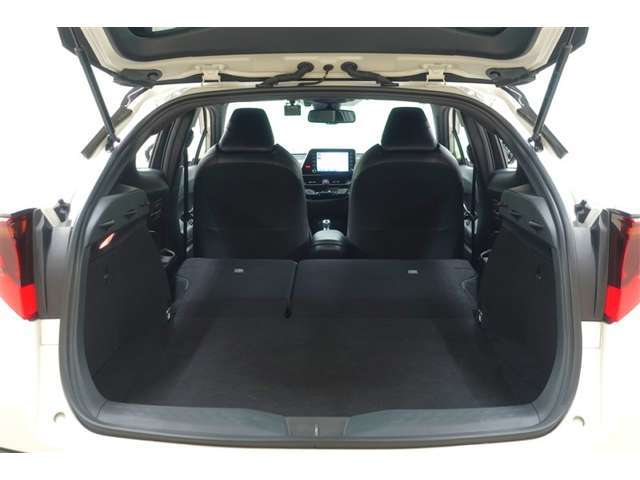 後席を格納すると大きなスペースが出来るので大きな荷物も積み込めます！