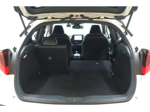 2分割に格納出来るので大きな荷物を載せながらも乗員の確保も出来ます！