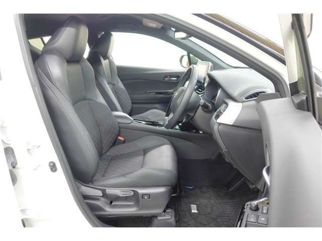 ホールド性の高いフロントシート♪