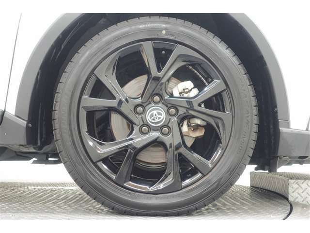 モード・ネロ専用のブラック塗装のアルミホイールでどこまでも出かけたくなりますね！