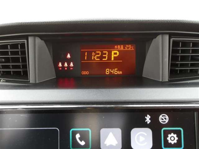 とっても見やすいメーターです。夜間時はラグジュアリーな気分にさせてくれる照明が魅力ですので、夜のドライブも楽しみになりますよ♪