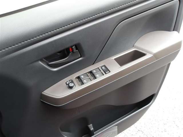 【見えないところまで徹底洗浄】エンジンルームからシートを外した洗浄まで、目に見えないところまで徹底的に洗浄しています。