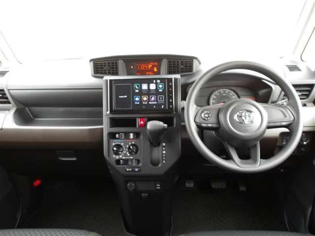 スタイリッシュなデザインのインパネ。各操作スイッチは使いやすい位置に配置されてます。