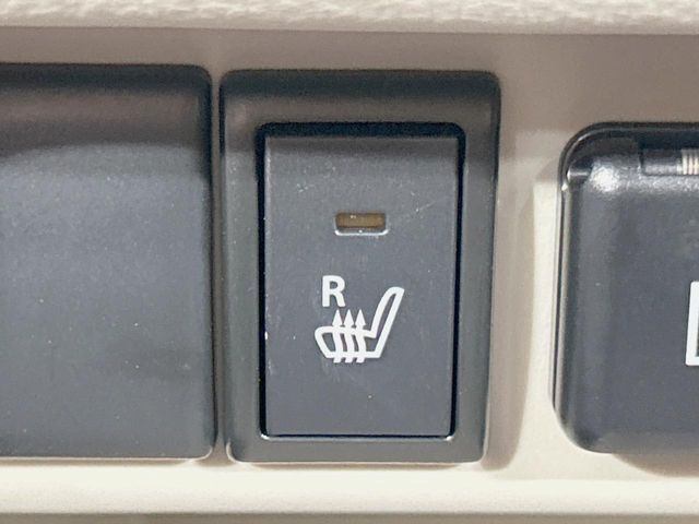 【シートヒーター】寒い日に重宝するシートヒーター！エアコンより早く温まってくれるので寒がりの人も安心ですね♪エアコンの温風は乾燥するから苦手、という方にもをおすすめです。