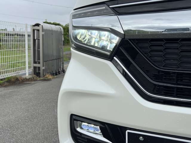 【雨の日も大丈夫】雨の日に傘をさしながら中古車選びは嫌ですよね。当店なら安心。電話予約をいただければ屋根下へ移動しておきます。雨でもじっくりご覧いただけます。