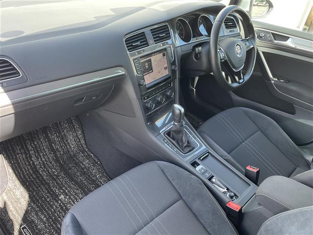 【フロアマット】純正のフロアマットがついています！車内を綺麗に保つのには必須のアイテムです。