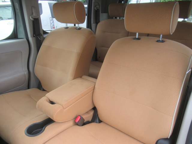 シート色はキャメル系を基調としていて落ち着いた雰囲気の車内ですね◇