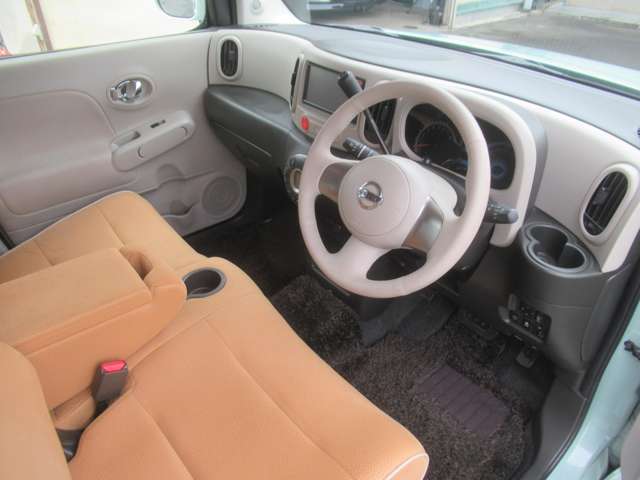 シート色はキャメル系を基調としていて落ち着いた雰囲気の車内ですね◇