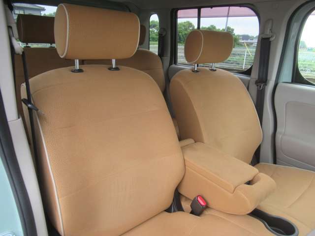 シート色はキャメル系を基調としていて落ち着いた雰囲気の車内ですね◇
