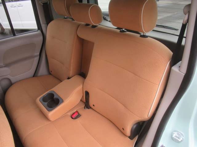 シート色はキャメル系を基調としていて落ち着いた雰囲気の車内ですね◇