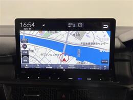【Honda純正ナビゲーション（Honda CONNECT対応）】通信により地図が自動で更新され、車内Wi-Fiでスマホやタブレット、ゲーム機なども楽しめます。