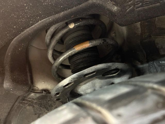 お車を安心してお乗りいただく為には、足回りの定期点検が欠かせません。サービスサポート（有償保証）では無料点検もご提供しており、安心のカーライフをお過ごしいただけるサポート体制が整っています。