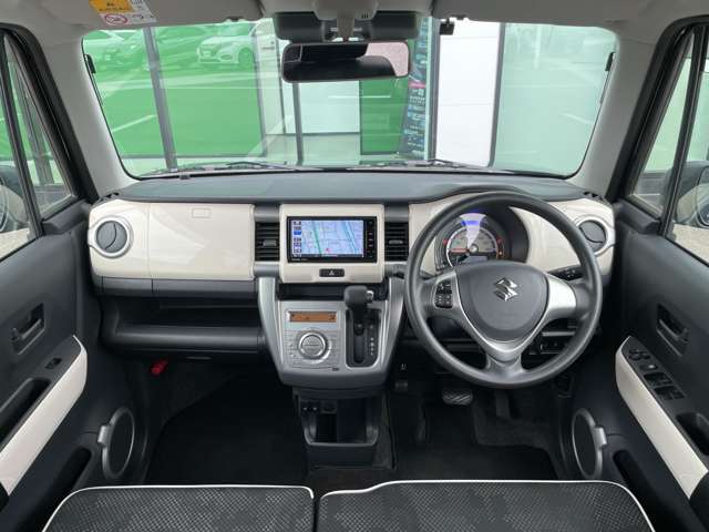 【運転席】座り心地が良いシートなので長時間の運転でも快適にお過ごしいただけます。新品のフロアマットのご注文も可能です。掲載箇所以外にご希望の写真がございましたらお気軽にお問い合わせ下さい。