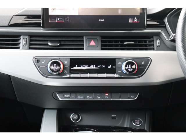 運転席、助手席を別々に温度調整できるオートエアコン。